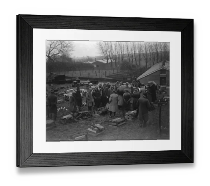 Framed Print : A farm sale in St Mary Cray, Kent. 1939 Framed Print : A farm sale in St Mary Cray, Kent. 1939