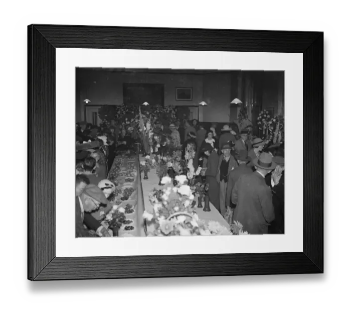 Framed Print : The Mottinngham Horticultural Show in Kent. 1938