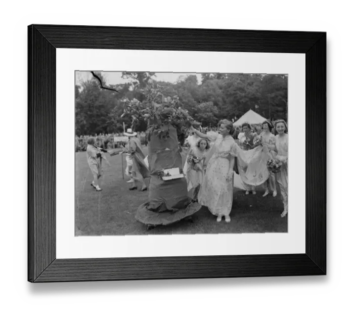 Framed Print : The Bexleyheath Gala Queen, Miss Dorothy Gardner, with her attendees Framed Print : The Bexleyheath Gala Queen, Miss Dorothy Gardner, with her attendees