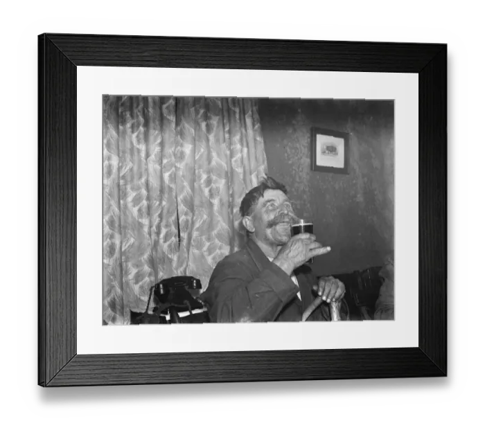 Framed Print : Paying in night at the Rat and Sparrow Club in Eynsford, Kent. Mr Charlie Meadows Framed Print : Paying in night at the Rat and Sparrow Club in Eynsford, Kent. Mr Charlie Meadows