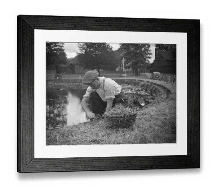 Framed Print : The pond roundabout in Otford. 1938