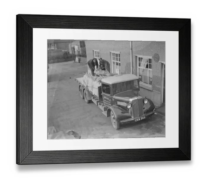 Framed Print : A Bedford truck belonging to L E Wrights and Co, the contractors from Maidstone Framed Print : A Bedford truck belonging to L E Wrights and Co, the contractors from Maidstone