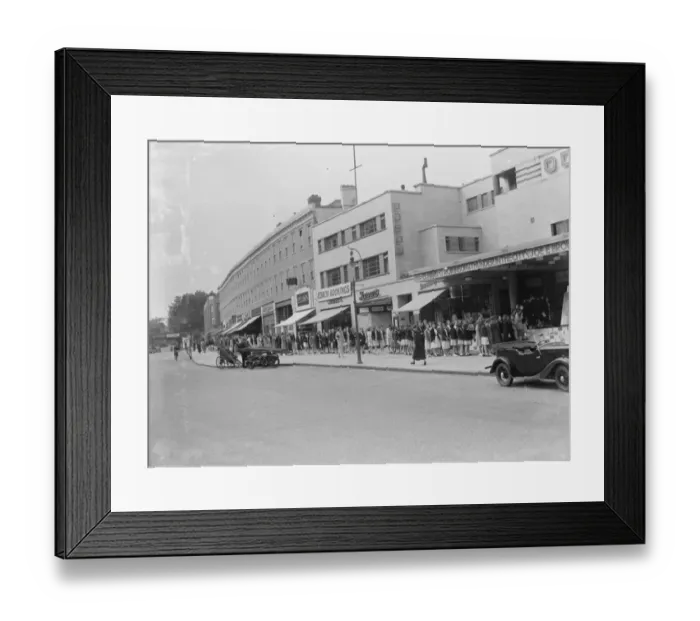 Framed Print : School children are treated to a film at the Odeon cinema in Sidcup, Kent. They Framed Print : School children are treated to a film at the Odeon cinema in Sidcup, Kent. They