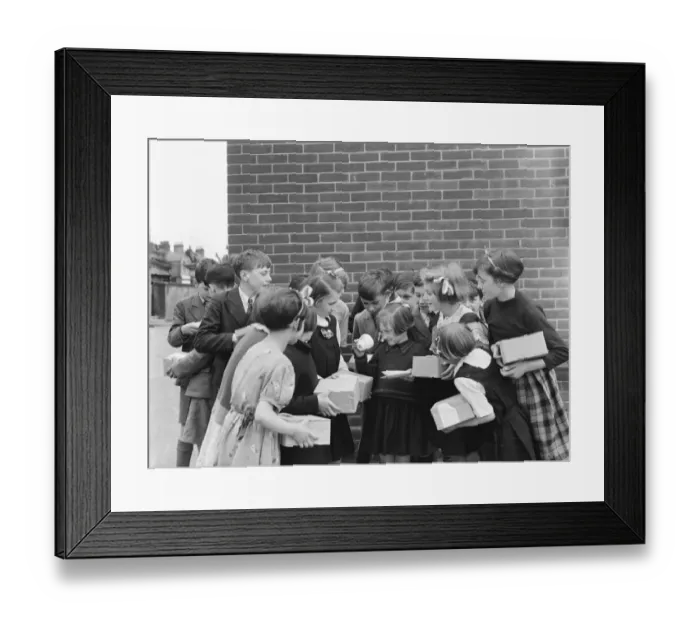 Framed Print : School children at Sidcup Hill School, Kent, with their coronation mugs received