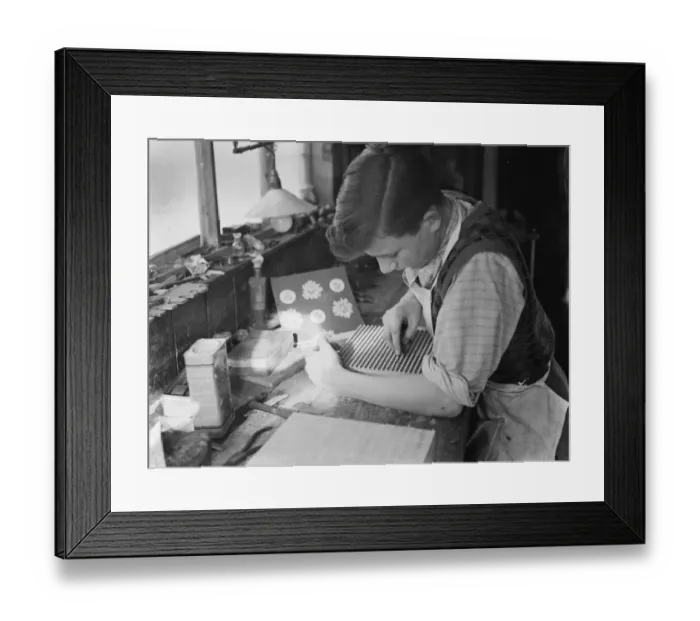 Framed Print : Block making in Wilmington, Kent. Master Alan F G Campbell finishing off a design Framed Print : Block making in Wilmington, Kent. Master Alan F G Campbell finishing off a design