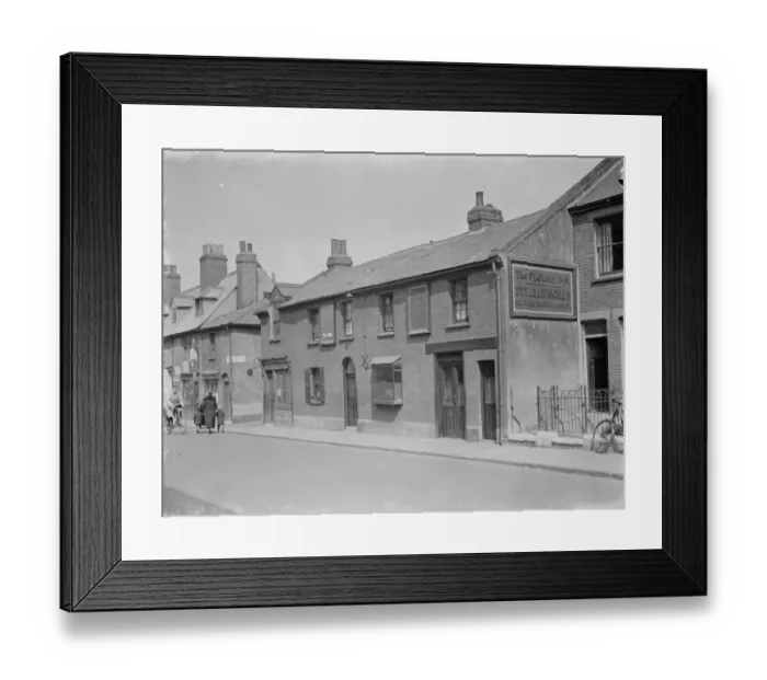 Framed Print : The exterior of the Plough Inn, Dartford, Kent. 1938