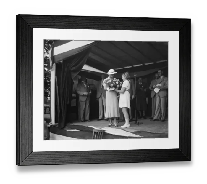 Framed Print : Jubilee homes fete at Sidcup place. Mrs Miss B Robins presents a prizes Framed Print : Jubilee homes fete at Sidcup place. Mrs Miss B Robins presents a prizes