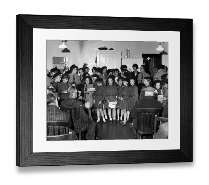 Framed Print : Members of the 6th Dartford Guides and Brownies entertain the old folk at West Hill
