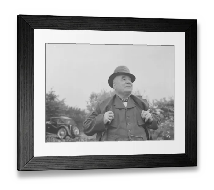 Framed Print : Mr Charlie Hever wearing a tar painted bowler hat in Eynsford, Kent Framed Print : Mr Charlie Hever wearing a tar painted bowler hat in Eynsford, Kent