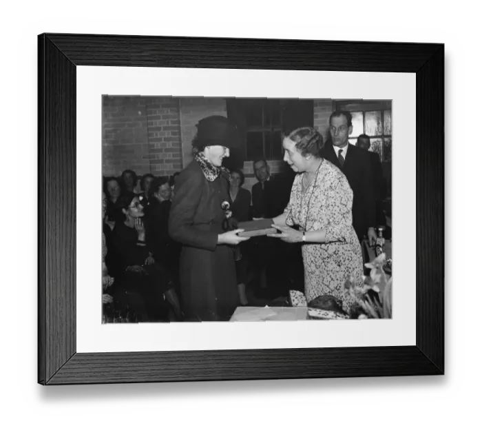 Framed Print : Lady Smithers presents prize at the Days Lane Welfare Centre Party in Sidcup, Kent Framed Print : Lady Smithers presents prize at the Days Lane Welfare Centre Party in Sidcup, Kent