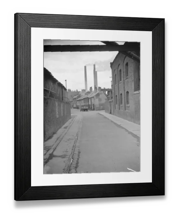 Framed Print : The chimneys at the cement factory on Northfleet Street in Northfleet, Kent, pour Framed Print : The chimneys at the cement factory on Northfleet Street in Northfleet, Kent, pour