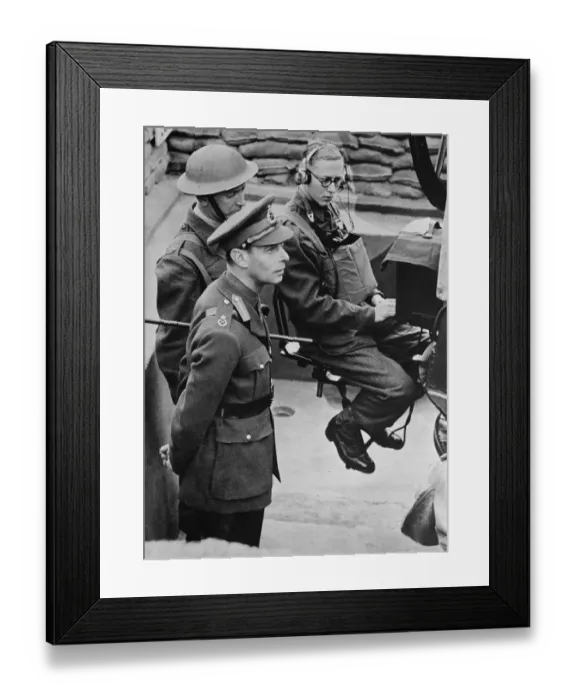 Framed Print : 1940 King George VI visits an a post in South East England Framed Print : 1940 King George VI visits an a post in South East England