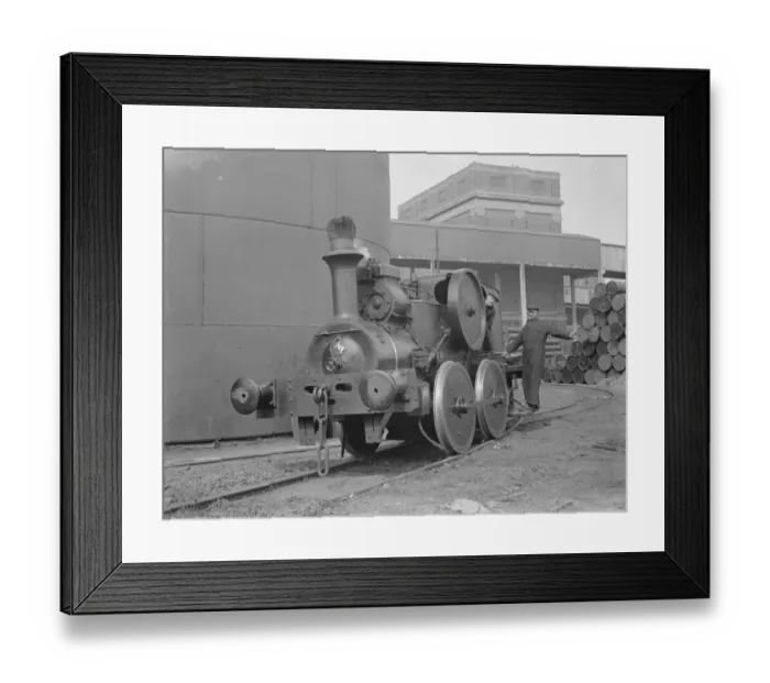 Framed Print : Mr F Tremain and Mr A Shoveller operating an old locomotive in Erith, London. 1939