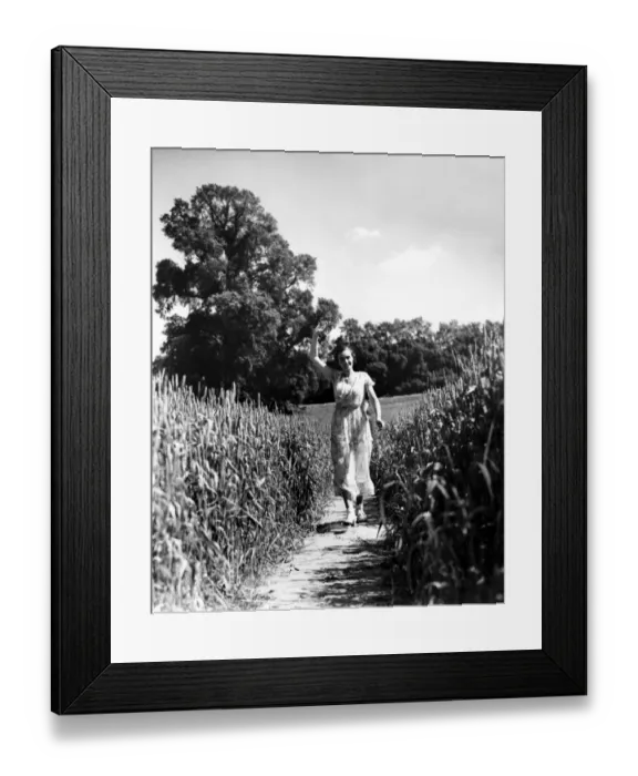 Framed Print : Carefree young lady walking in Kent. Cold Blow not far from Grays Farm Road, near St Framed Print : Carefree young lady walking in Kent. Cold Blow not far from Grays Farm Road, near St