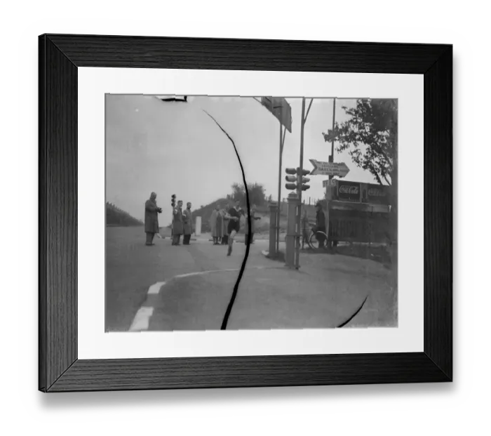 Framed Print : L E Hamilton, competing in the Kent Marathon, passes through Dartford, Kent Framed Print : L E Hamilton, competing in the Kent Marathon, passes through Dartford, Kent