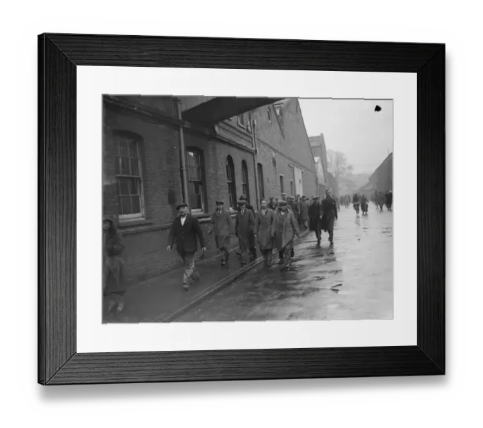 Framed Print : Workers in Dartford, Kent. 1935