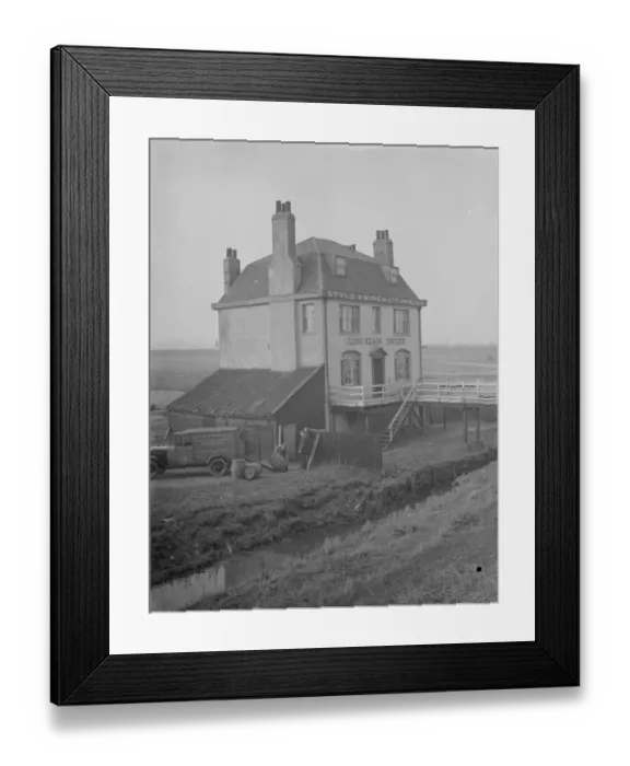 Framed Print : A delivery of beer barrels at the Long Reach Tavern, Dartford, Kent Framed Print : A delivery of beer barrels at the Long Reach Tavern, Dartford, Kent