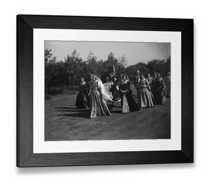 Framed Print : A Tudor pagaent in Westerham, Kent. 1939 Framed Print : A Tudor pagaent in Westerham, Kent. 1939