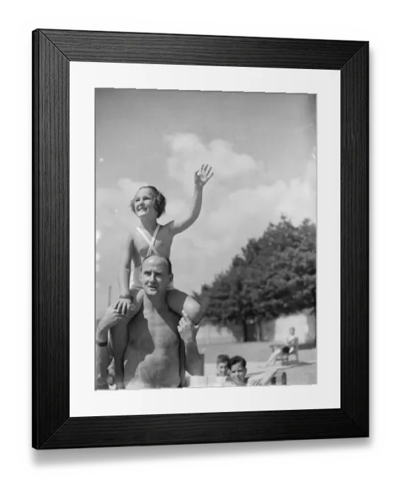 Framed Print : A young girl on the shoulders of her father at a swimming pool in Gravesend, Kent Framed Print : A young girl on the shoulders of her father at a swimming pool in Gravesend, Kent
