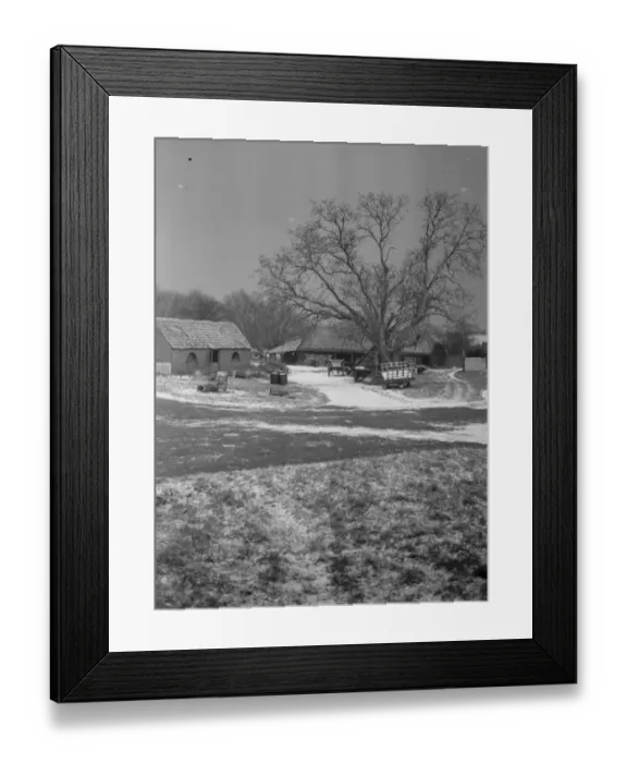 Framed Print : A snowy farm yard in Horton Kirby, Kent. 1939