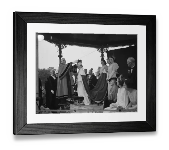 Framed Print : The Mayor of Dartford crowning the Dartford Carnival Queen. 1938 Framed Print : The Mayor of Dartford crowning the Dartford Carnival Queen. 1938