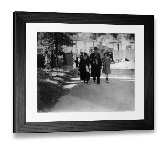 Framed Print : SS Athenia refugees arriving at Chiselhurst, Kent 1939