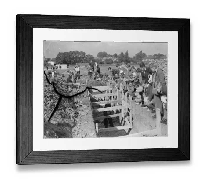 Framed Print : Children at school in Sidcup, Kent, during wartime. Here they are watching