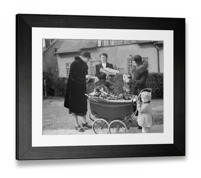 Framed Print : Delivering gas masks by pram to families in Sidcup, Kent. Mrs Topham and Mrs Framed Print : Delivering gas masks by pram to families in Sidcup, Kent. Mrs Topham and Mrs