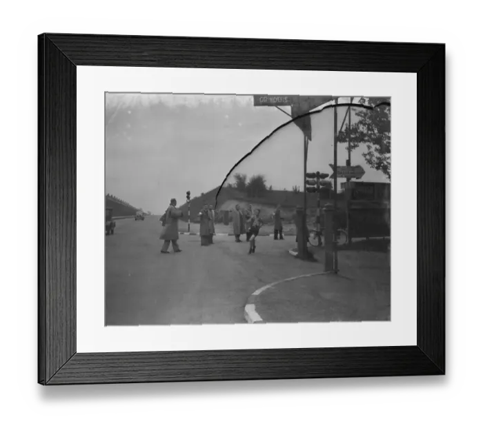 Framed Print : R J Funnell, competing in the Kent Marathon, passes through Dartford, Kent Framed Print : R J Funnell, competing in the Kent Marathon, passes through Dartford, Kent