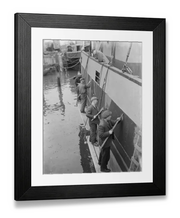 Framed Print : Work being done on the motor vessel Suavity which is moored at Greenhithe, Kent Framed Print : Work being done on the motor vessel Suavity which is moored at Greenhithe, Kent