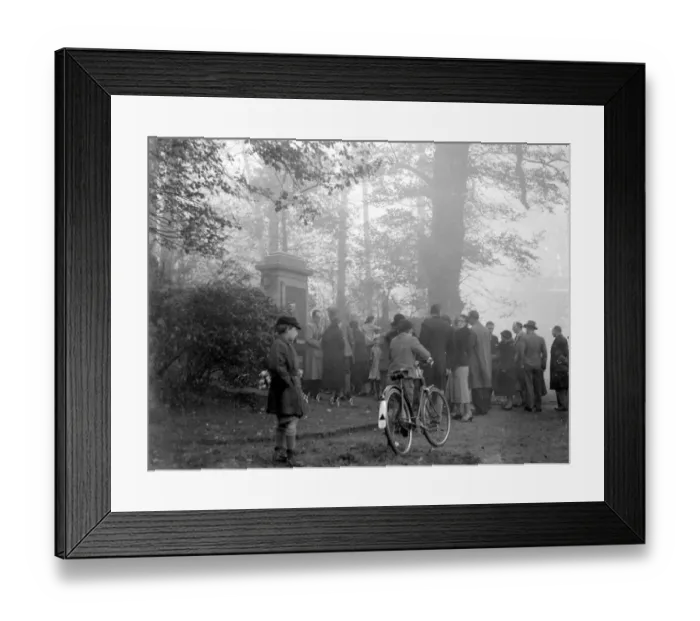 Framed Print : Armistice Day in the fog at Sidcup, Kent. 11 November 1934 Framed Print : Armistice Day in the fog at Sidcup, Kent. 11 November 1934