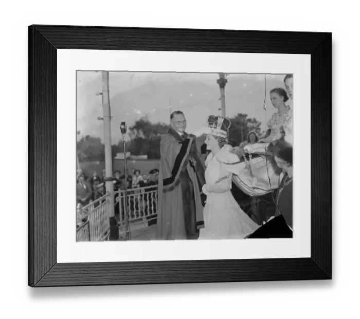 Framed Print : The coronation of the Dartford Carnival Queen, Miss Joan, by the Mayor and Councillor Framed Print : The coronation of the Dartford Carnival Queen, Miss Joan, by the Mayor and Councillor