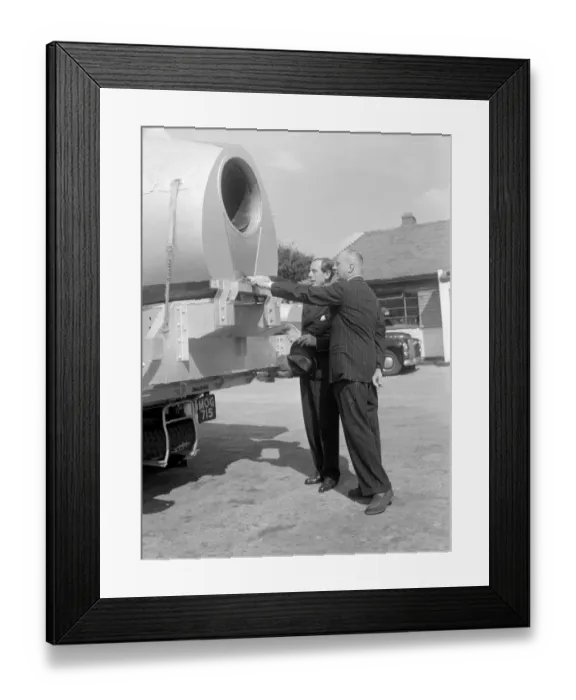 Framed Print : New Malden, Surrey: Driving ace John Cobb (right) and motor engineer Reid Railton Framed Print : New Malden, Surrey: Driving ace John Cobb (right) and motor engineer Reid Railton