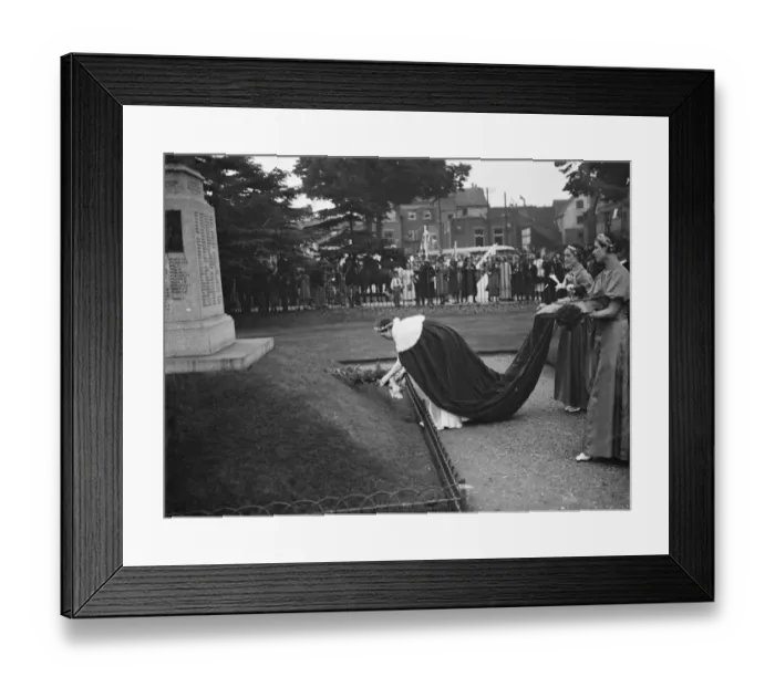Framed Print : The Dartford Carnival. The Dartford queen laying a wreath at the memorial