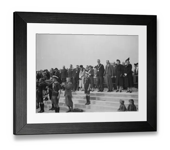 Framed Print : The opening of the riversite view over the River Thames at Erith in Kent Framed Print : The opening of the riversite view over the River Thames at Erith in Kent