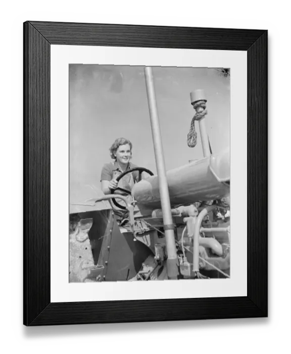 Framed Print : Womens Land Army in training on the fields of Wye, Kent. Here a Land Girl is Framed Print : Womens Land Army in training on the fields of Wye, Kent. Here a Land Girl is