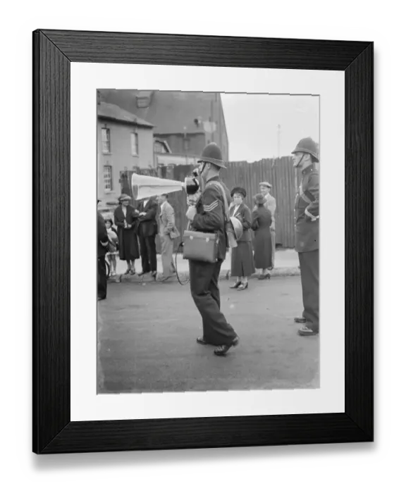 Framed Print : In response to the dangers of war the British government launched a scheme to evacuate Framed Print : In response to the dangers of war the British government launched a scheme to evacuate