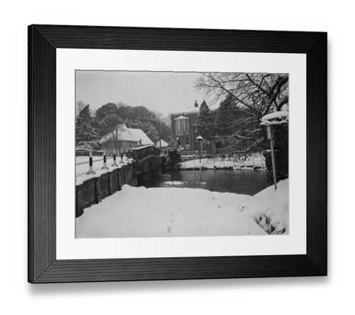 Framed Print : The Lion pub in Farningham, Kent, viewed from over the river Darent
