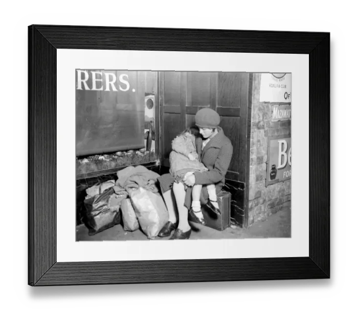 Framed Print : Tired children waiting at London Bridge Station for a train to take them hop picking Framed Print : Tired children waiting at London Bridge Station for a train to take them hop picking