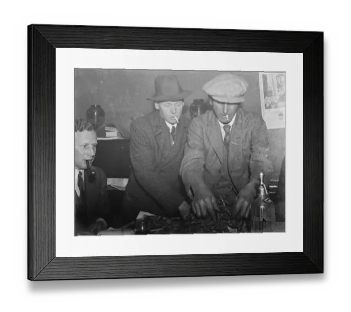 Framed Print : Paying in night at the Rat and Sparrow Club in Eynsford, Kent. Members get paid Framed Print : Paying in night at the Rat and Sparrow Club in Eynsford, Kent. Members get paid