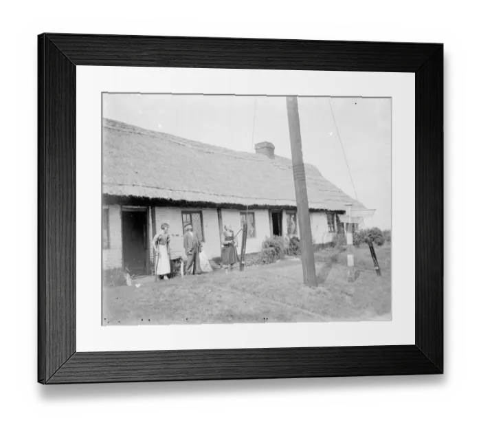 Framed Print : The elderly inhabitants of the thatched cottages in Bredgar, Kent. 1935