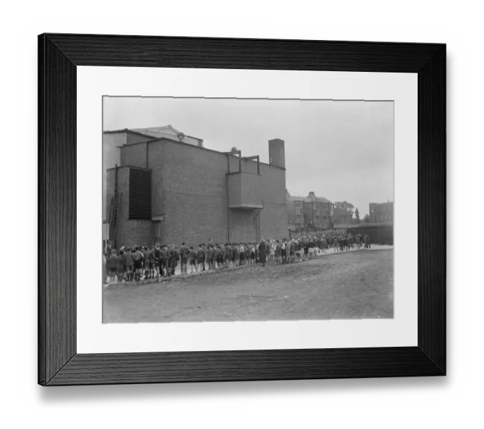 Framed Print : School children are treated to a film at the Odeon cinema in Sidcup, Kent Framed Print : School children are treated to a film at the Odeon cinema in Sidcup, Kent
