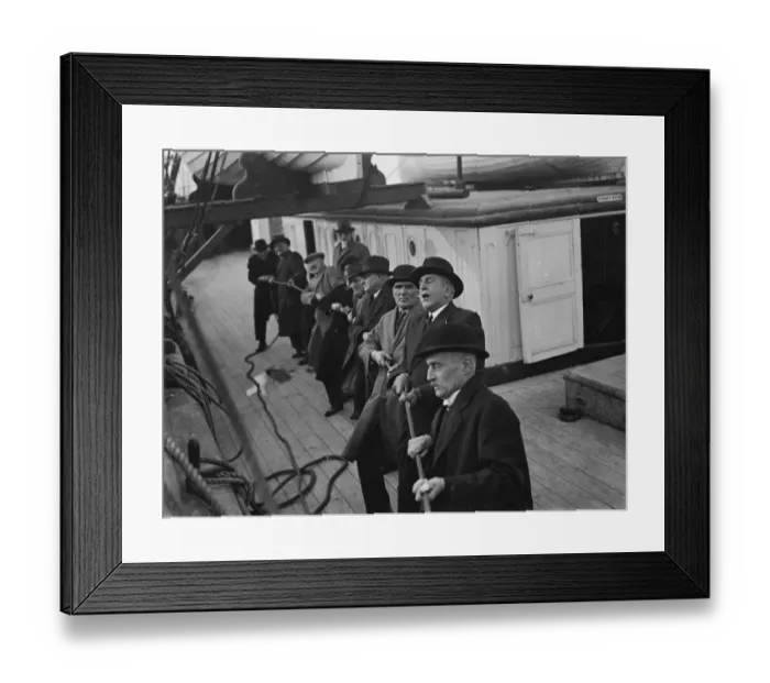Framed Print : Old salts visit the Cutty Sark in Greenhithe, Kent. The old salts pull the rigging rope
