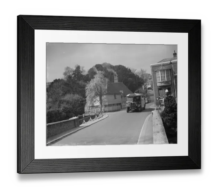 Framed Print : Geen Line bus by the Old Lion Hotel by the bridge at Farningham Kent Framed Print : Geen Line bus by the Old Lion Hotel by the bridge at Farningham Kent
