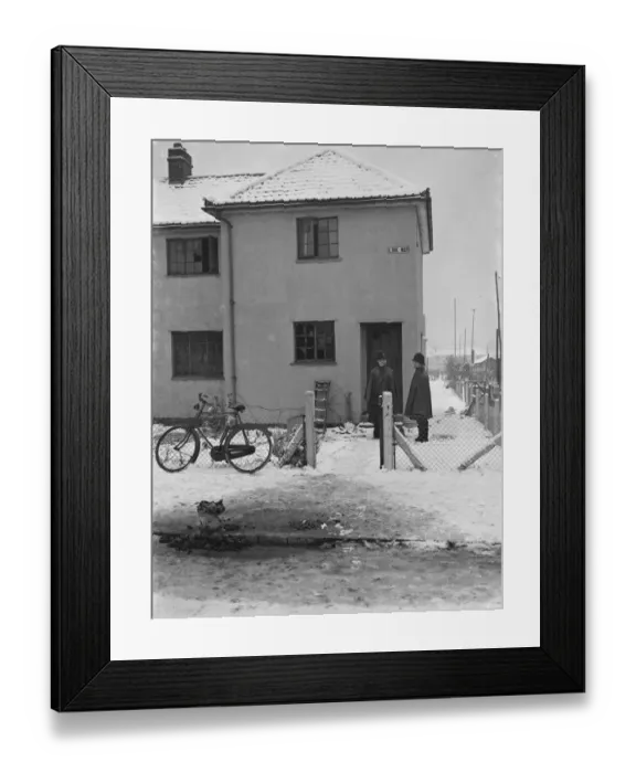 Framed Print : Two policemen stand outside a house, the site of a fire tragedy in Bromley, Kent Framed Print : Two policemen stand outside a house, the site of a fire tragedy in Bromley, Kent