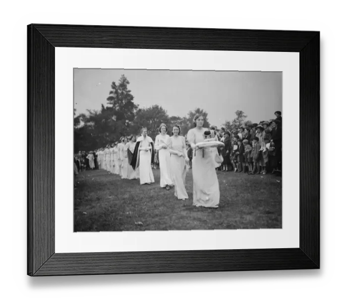 Framed Print : The Dartford Carnival Queen with her attendees arriving for the queens coronation. 1938