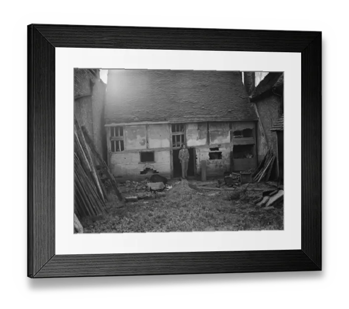 Framed Print : Mr Greenfield at an old dilapidated cottage, wich is to be used as a museum in Eynsford Framed Print : Mr Greenfield at an old dilapidated cottage, wich is to be used as a museum in Eynsford