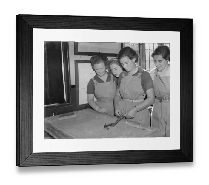 Framed Print : Womens Land Army in training in Wye, Kent. Here the Land Girls are being given
