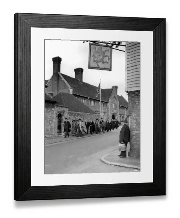 Framed Print : The Old Flying Horse Inn at Broughton Aluph in Ashford, Kent - dates from 1400 when Framed Print : The Old Flying Horse Inn at Broughton Aluph in Ashford, Kent - dates from 1400 when