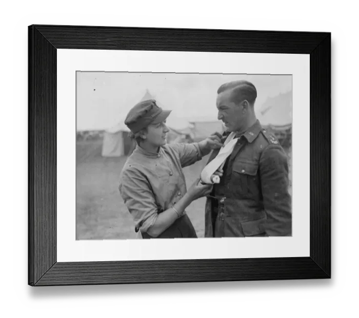 Framed Print : Territorial Army recruits at camp in Lympne, Kent. Treating an injury Framed Print : Territorial Army recruits at camp in Lympne, Kent. Treating an injury